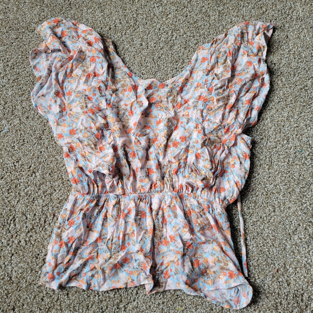 NWT Gilli Cream and Pink Ruffled Ruched Blouse